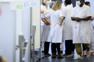 L'un des éléments du plan du canton de Vaud pour lutter contre la pénurie du personnel de santé est d'améliorer les conditions de travail dans la branche (photo prétexte). KEYSTONE/LAURENT GILLIERON